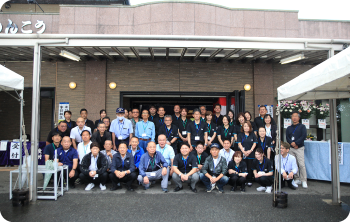 弊社のお盆感謝フェア時の従業員集合写真